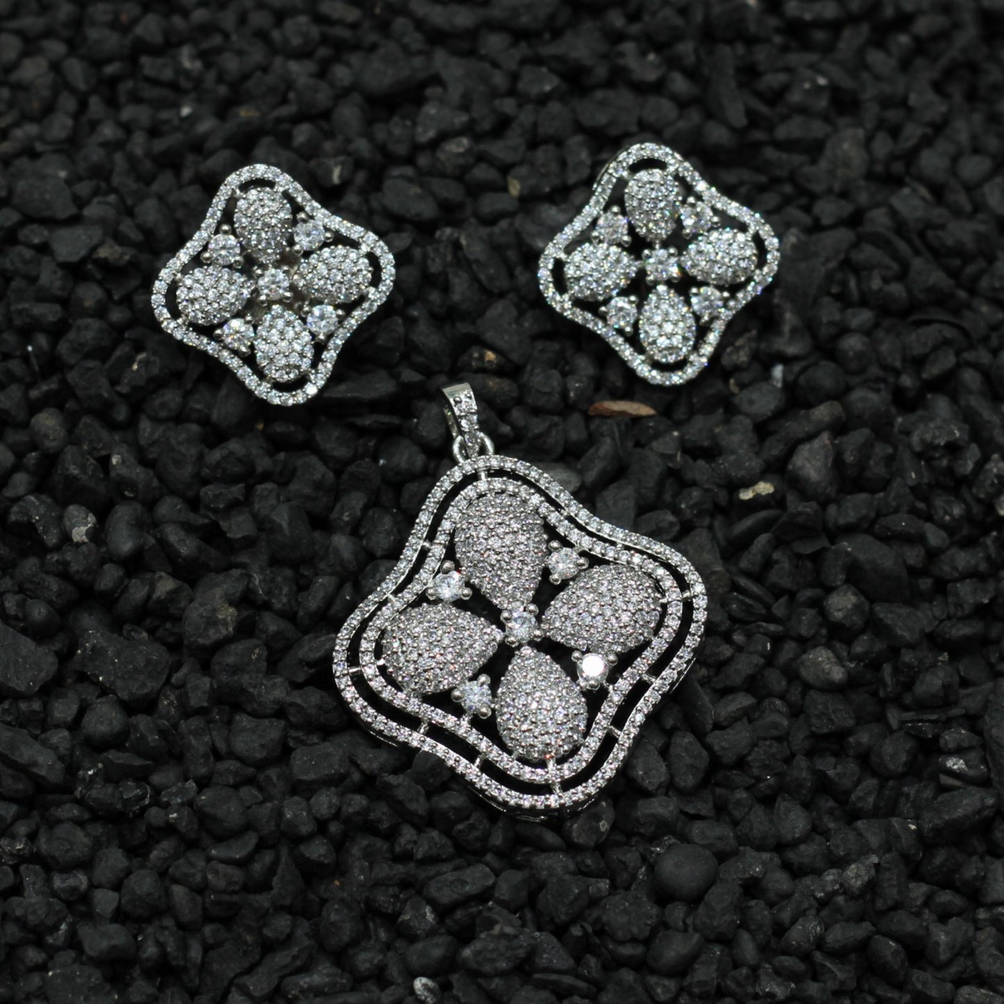 AD PENDENT SET