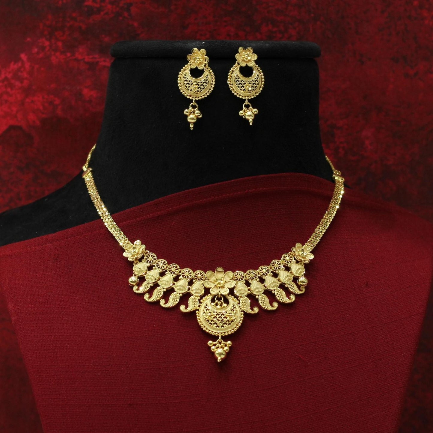 FORMING SHORT NECKLACE