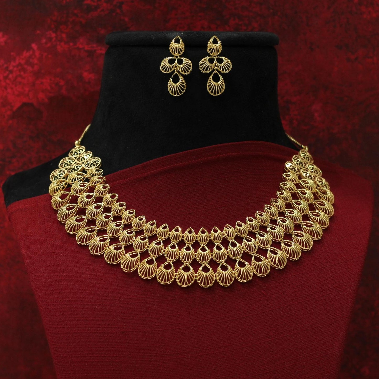 FORMING SHORT NECKLACE