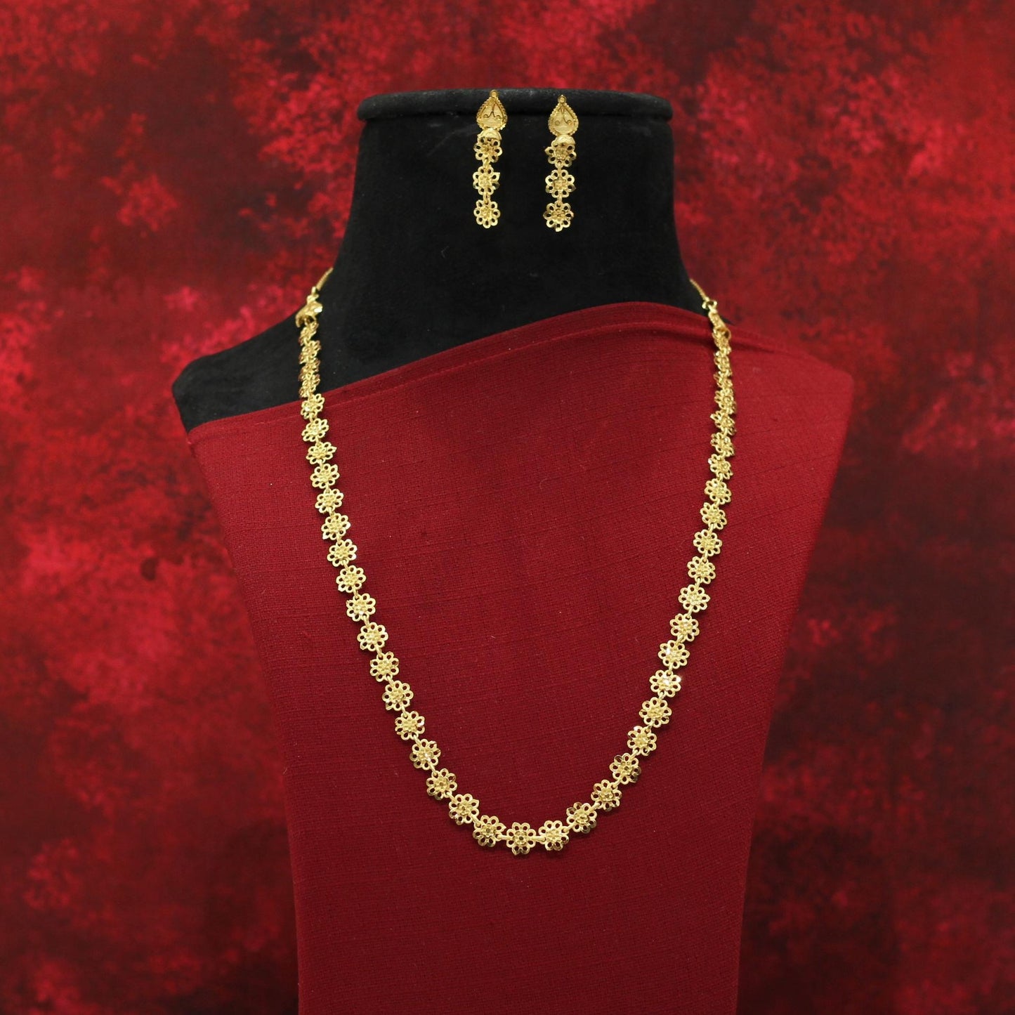 FORMING LONG NECKLACE