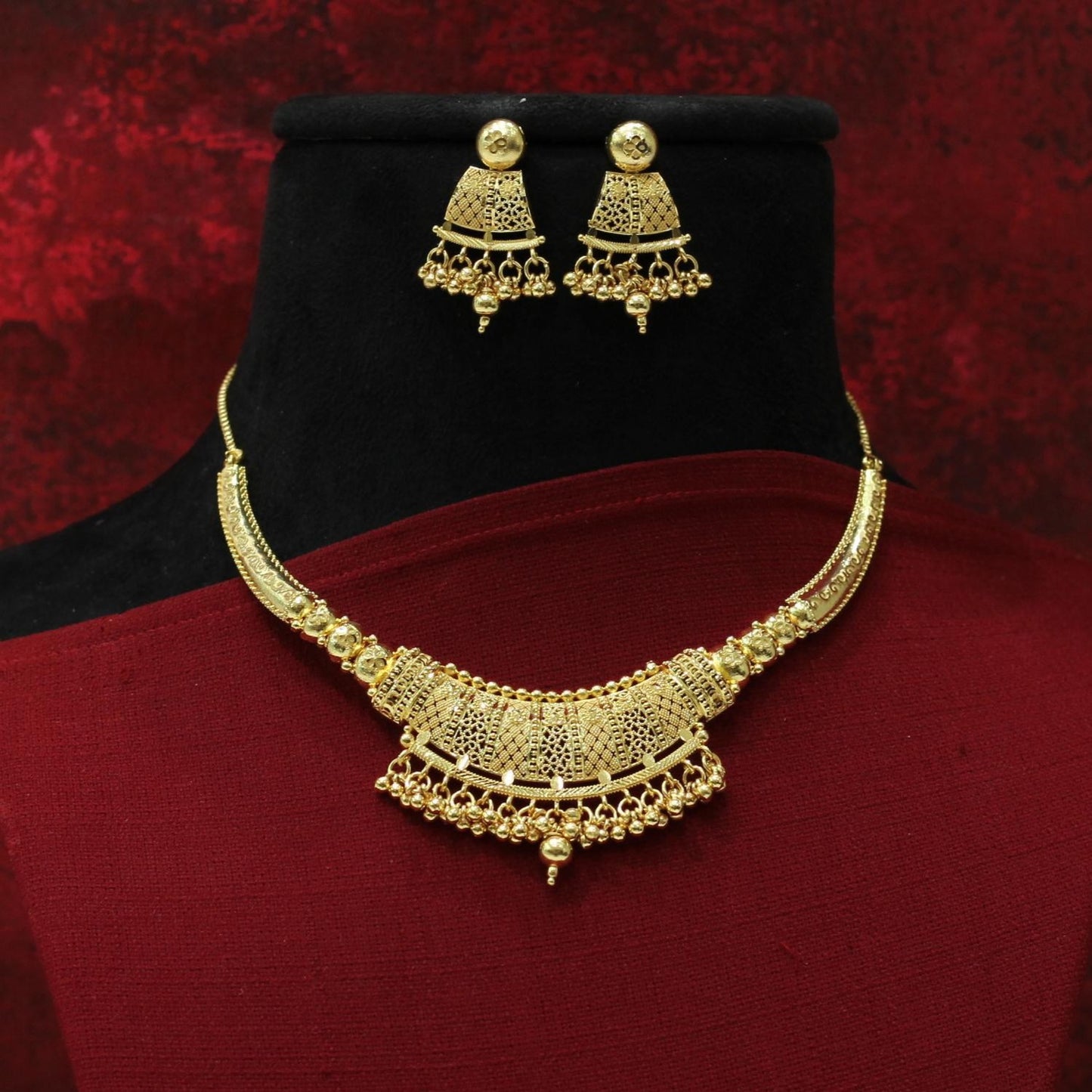 FORMING SHORT NECKLACE