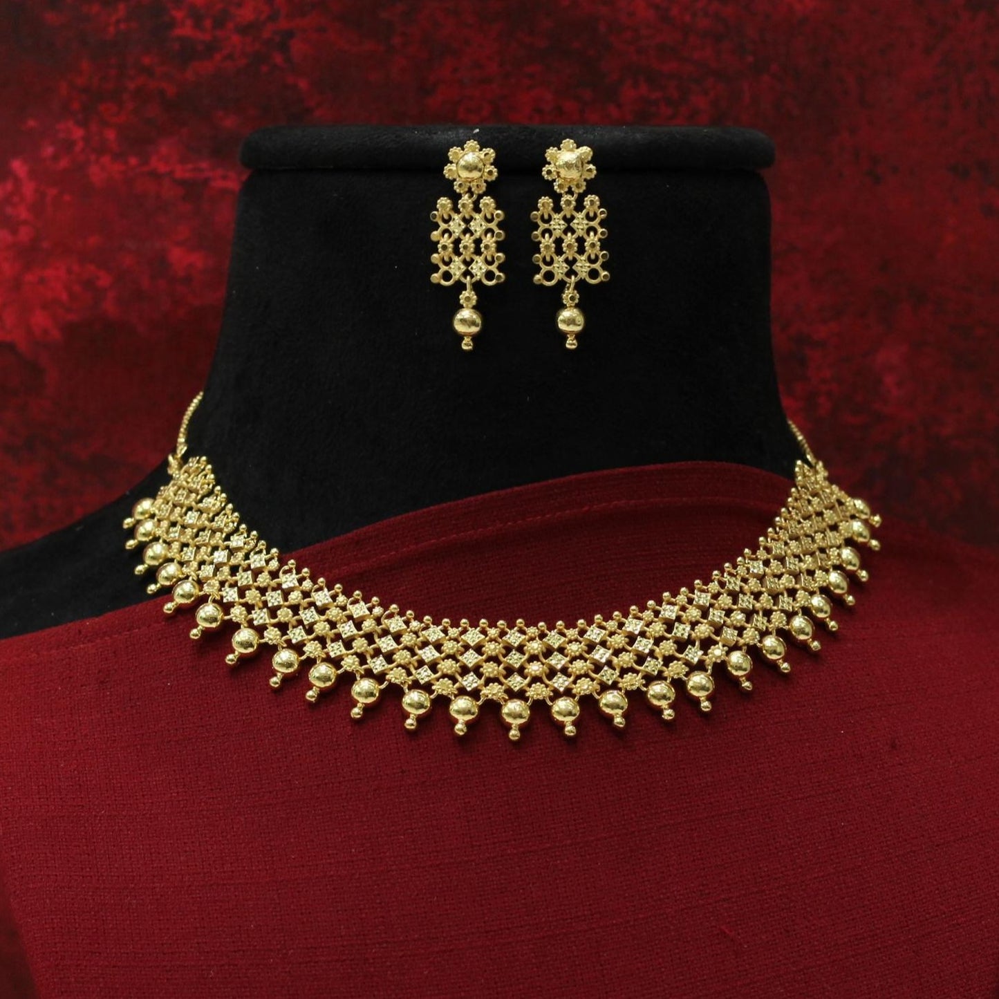 FORMING SHORT NECKLACE
