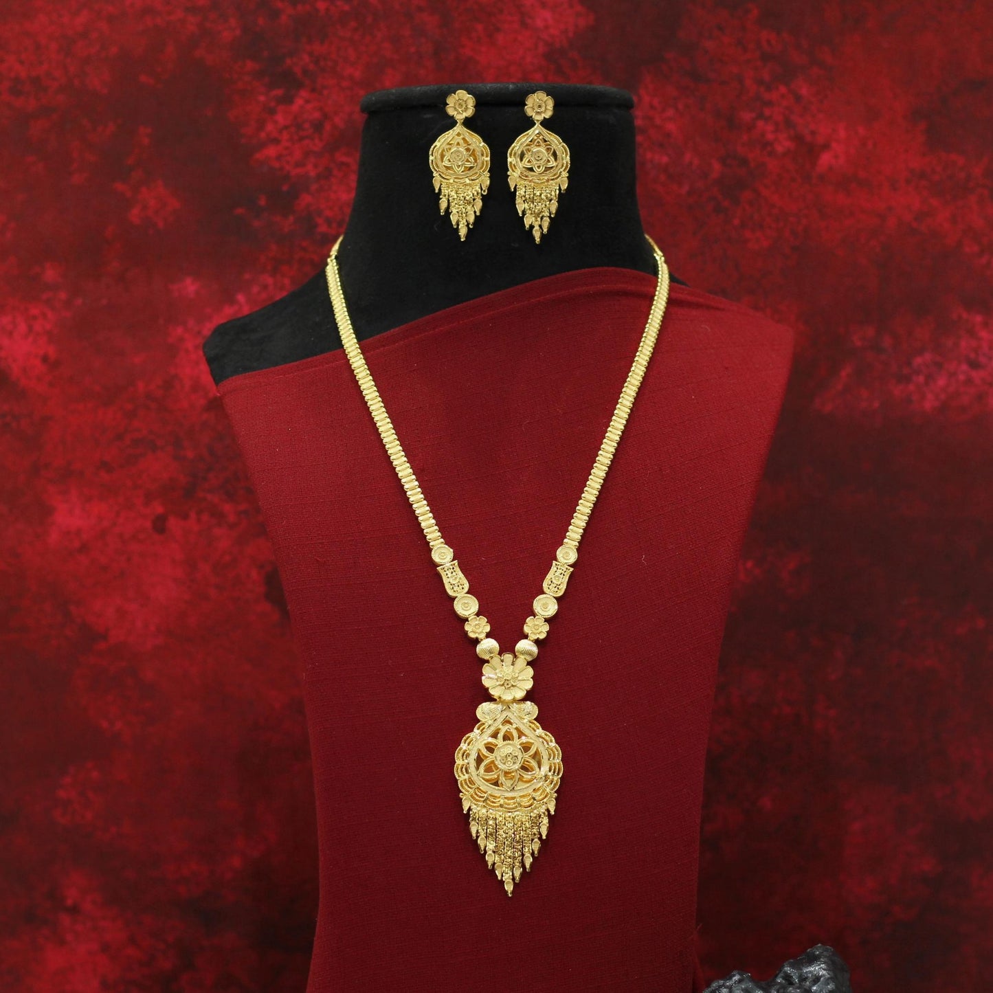 FORMING LONG NECKLACE
