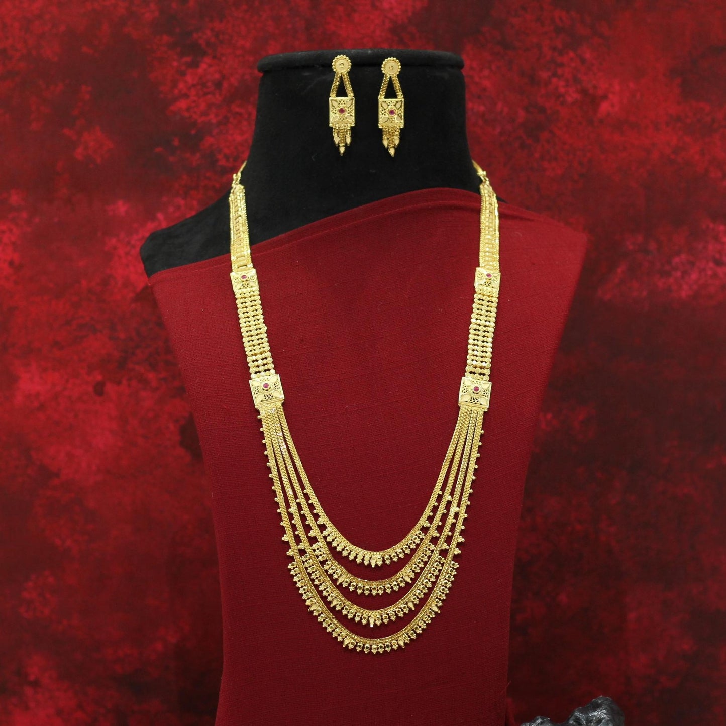 FORMING LONG NECKLACE