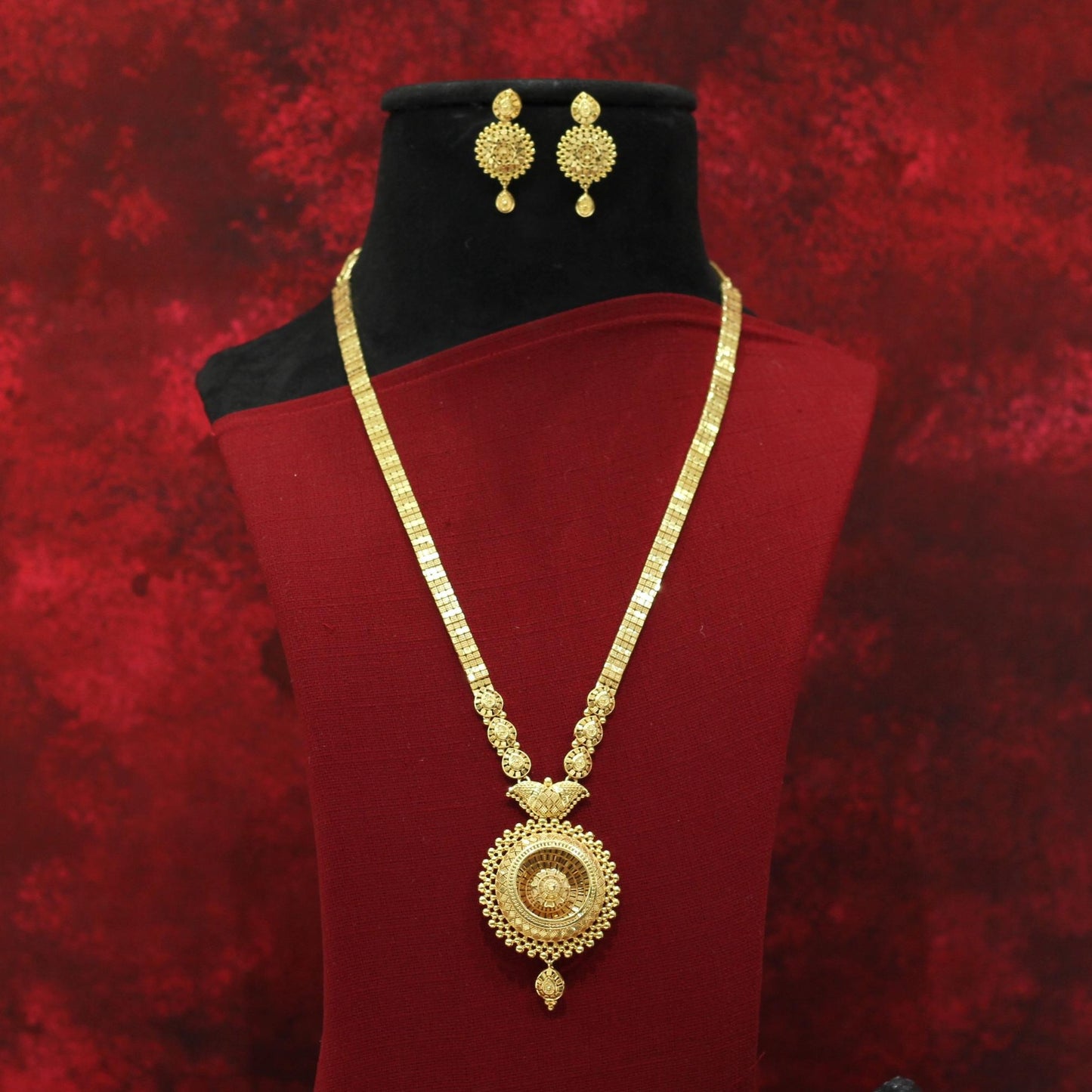 FORMING LONG NECKLACE