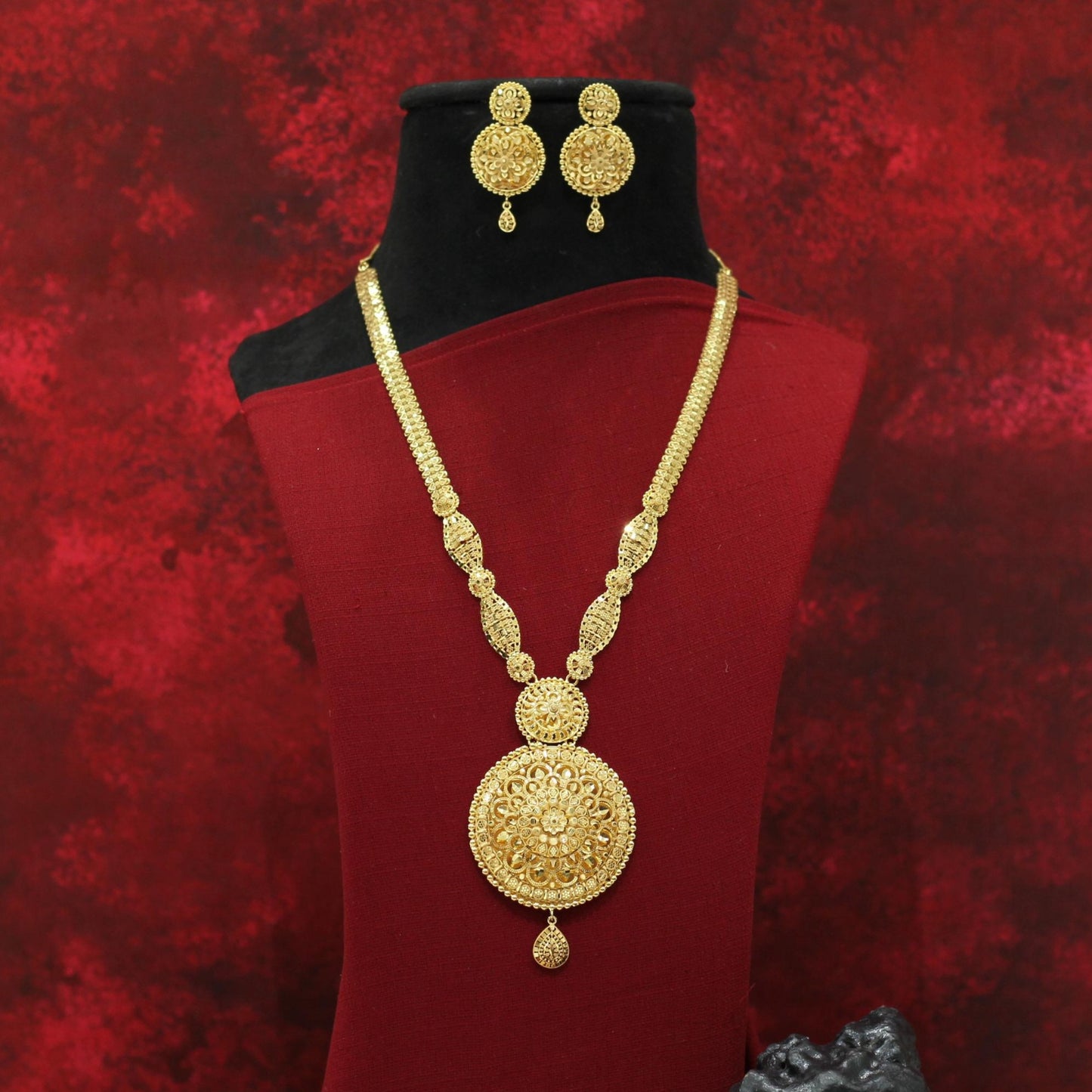 FORMING LONG NECKLACE