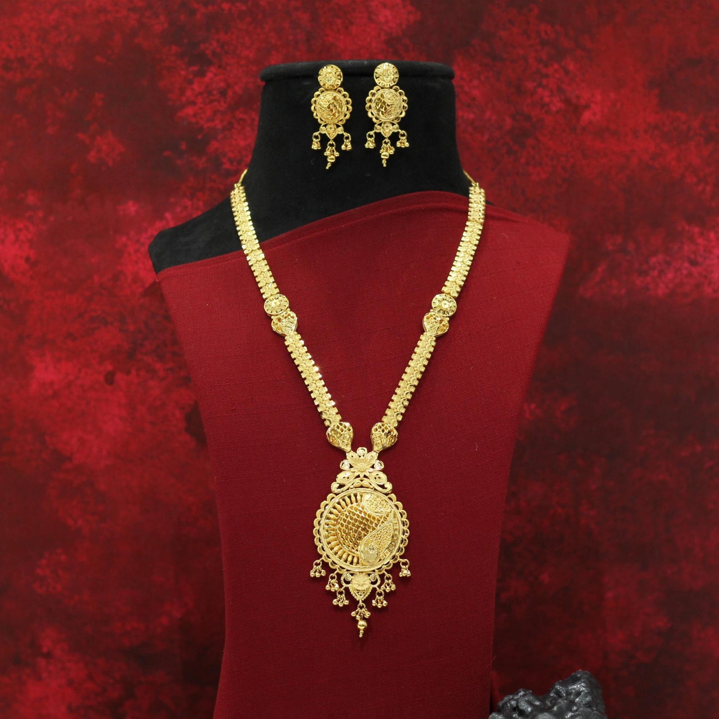 FORMING LONG NECKLACE
