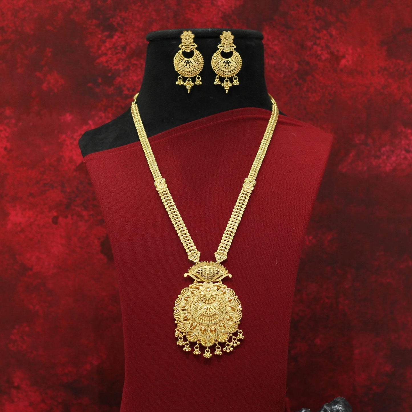 FORMING LONG NECKLACE
