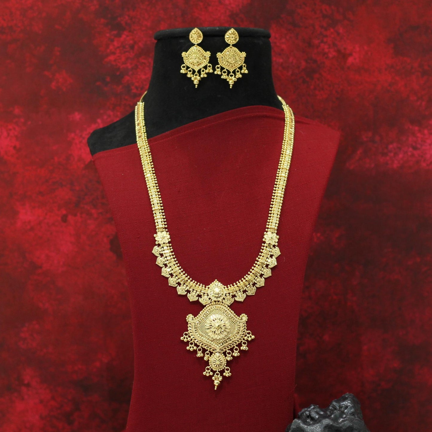 FORMING LONG NECKLACE
