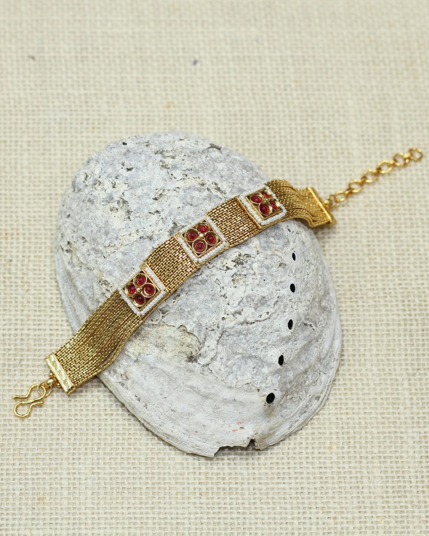 BRACELET