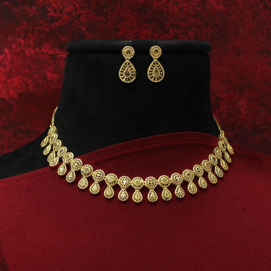 FORMING SHORT NECKLACE