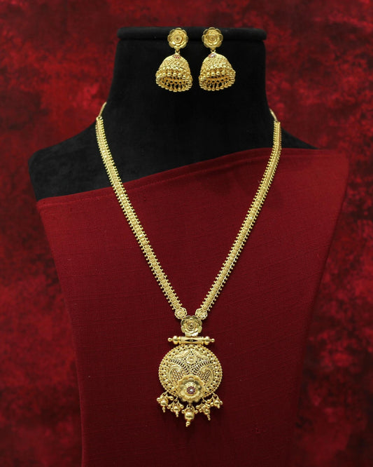 FORMING LONG NECKLACE