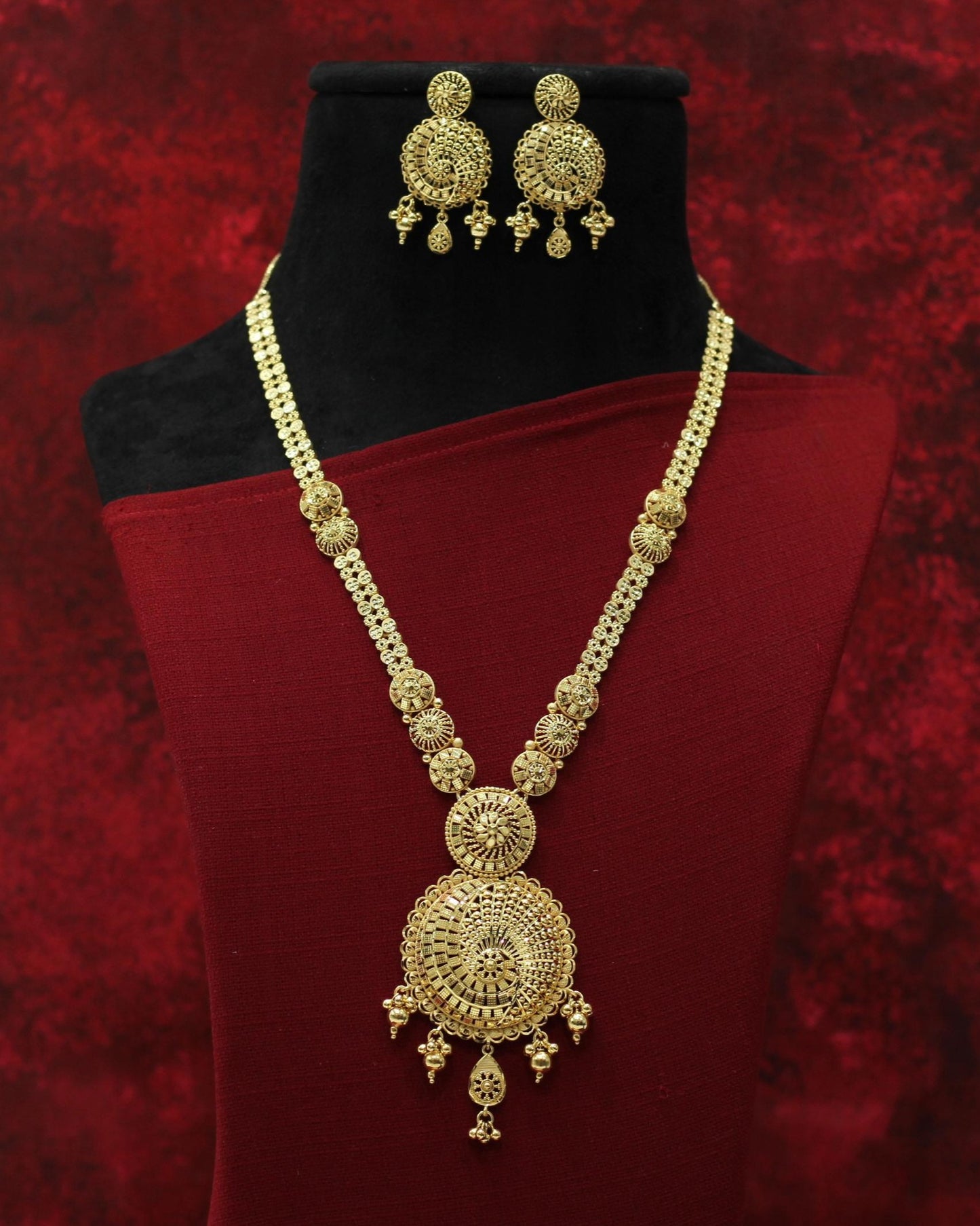 FORMING LONG NECKLACE