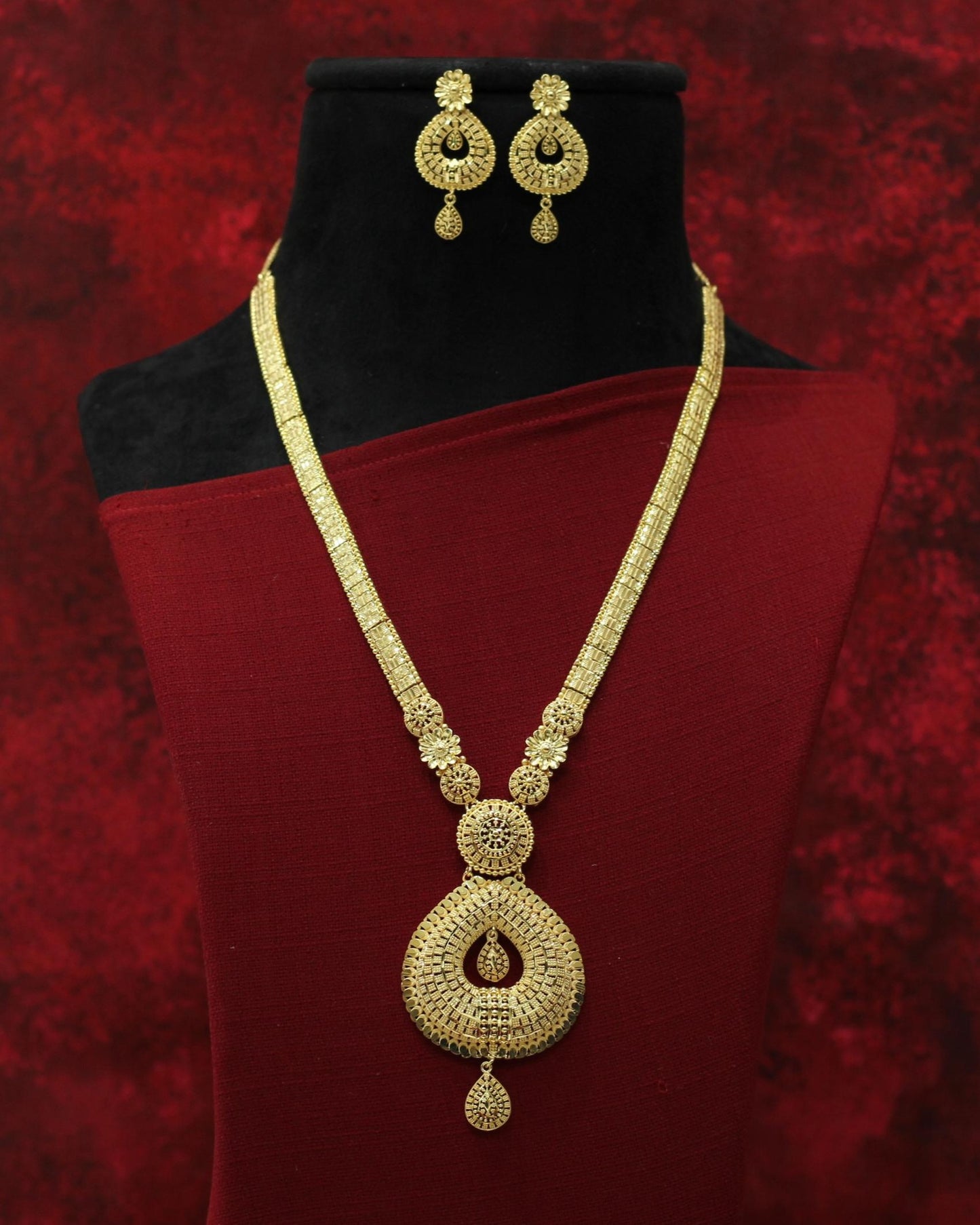FORMING LONG NECKLACE