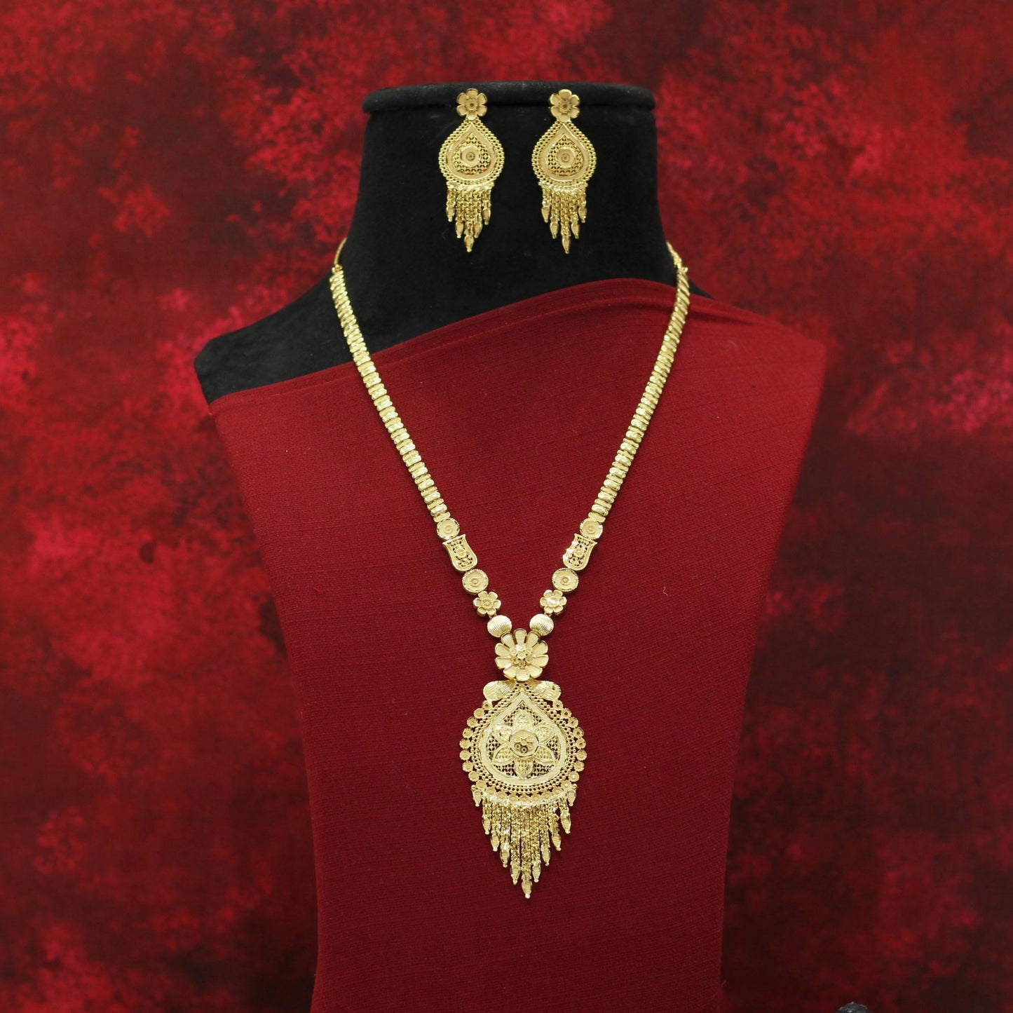 FORMING LONG NECKLACE