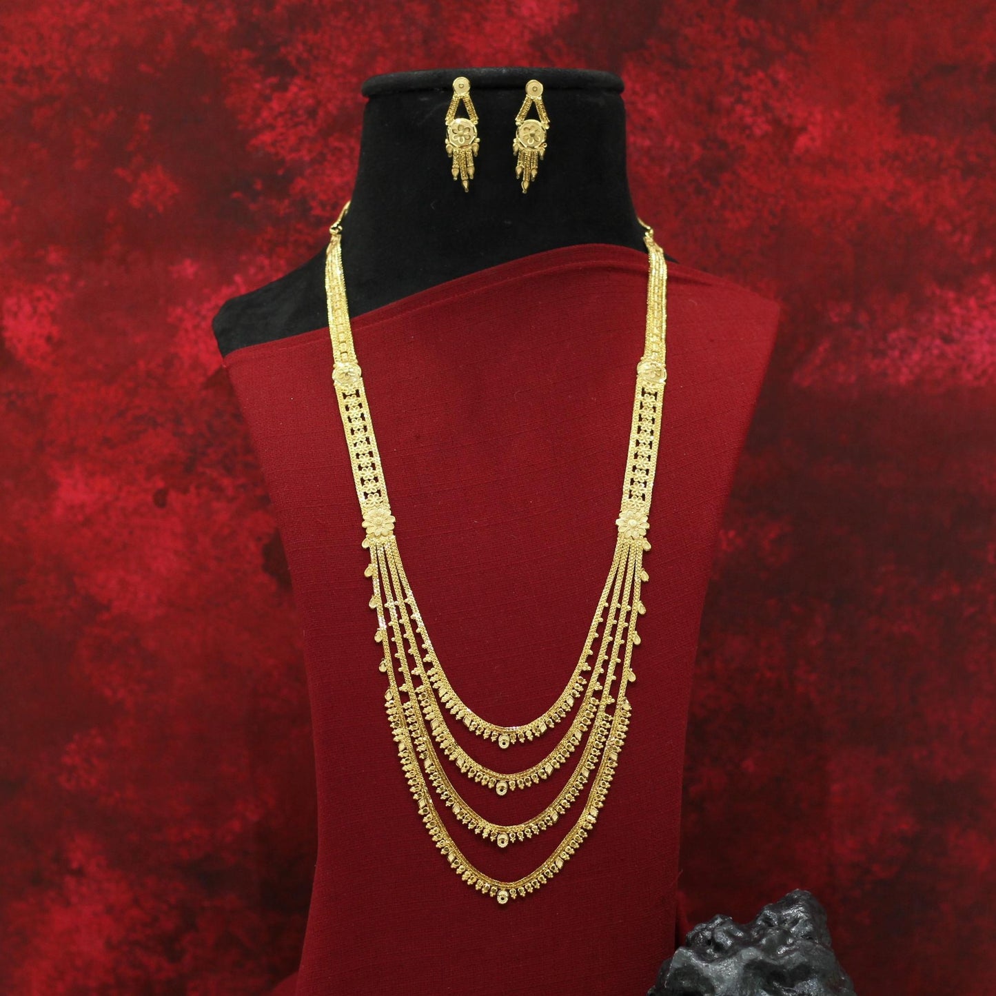 FORMING LONG NECKLACE