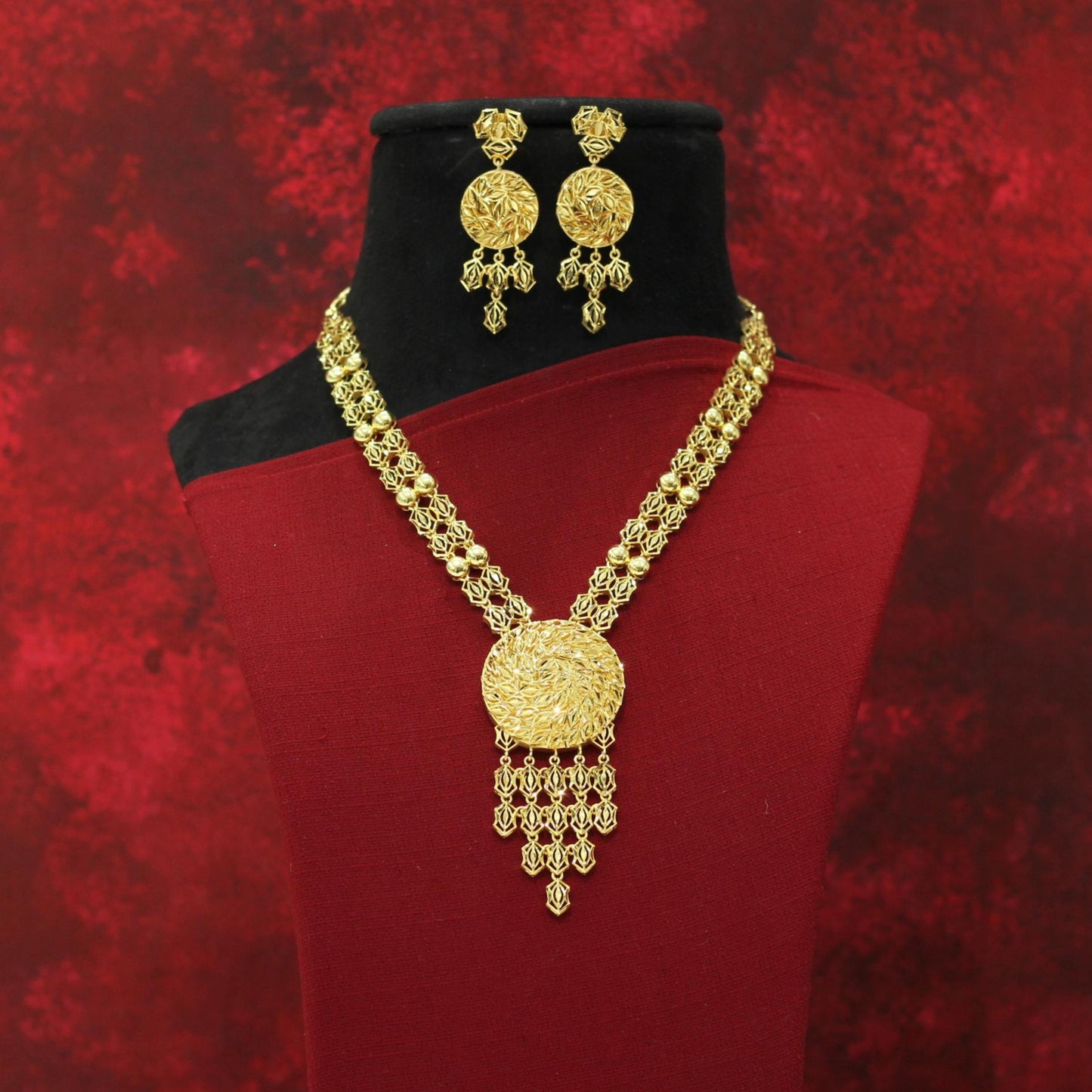FORMING LONG NECKLACE