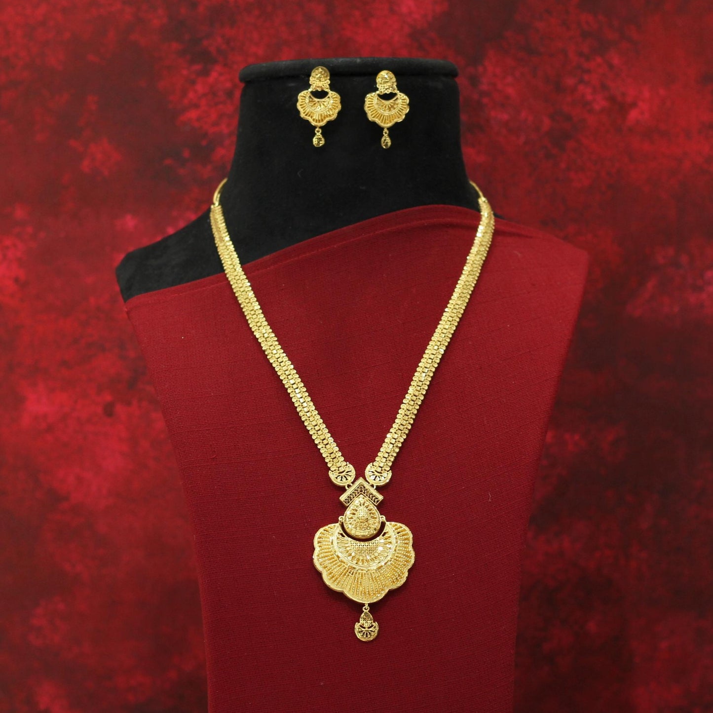 FORMING LONG NECKLACE
