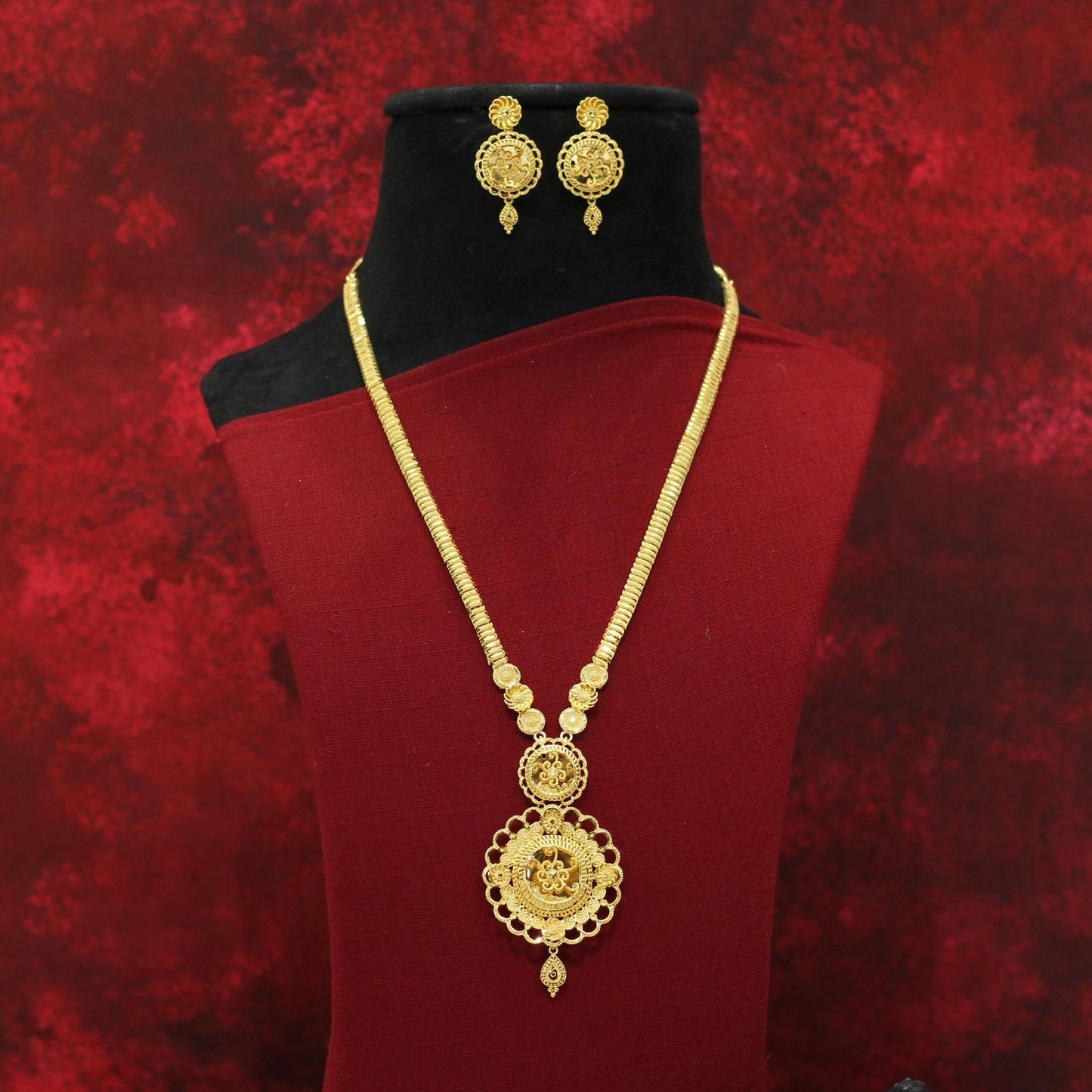 FORMING LONG NECKLACE
