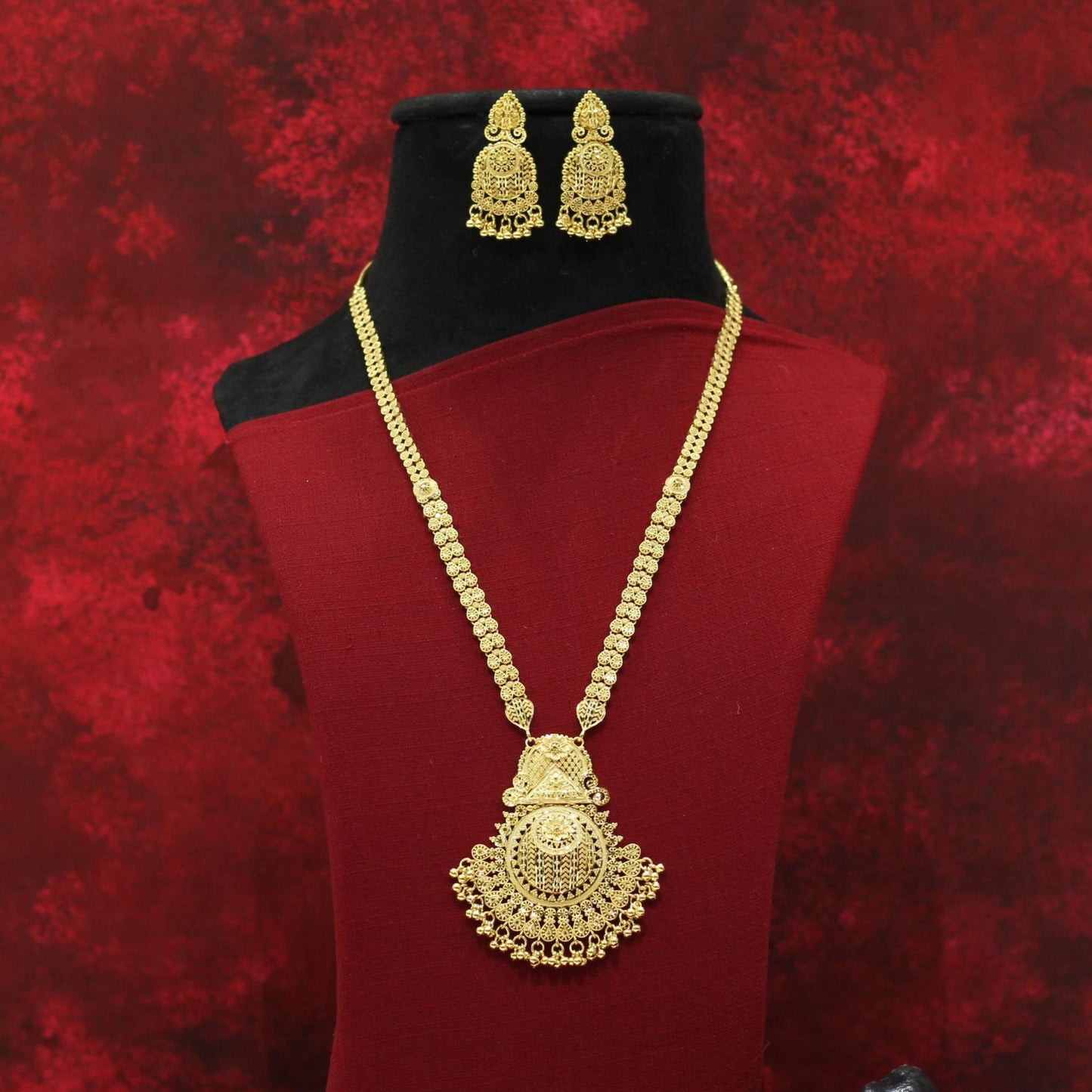 FORMING LONG NECKLACE