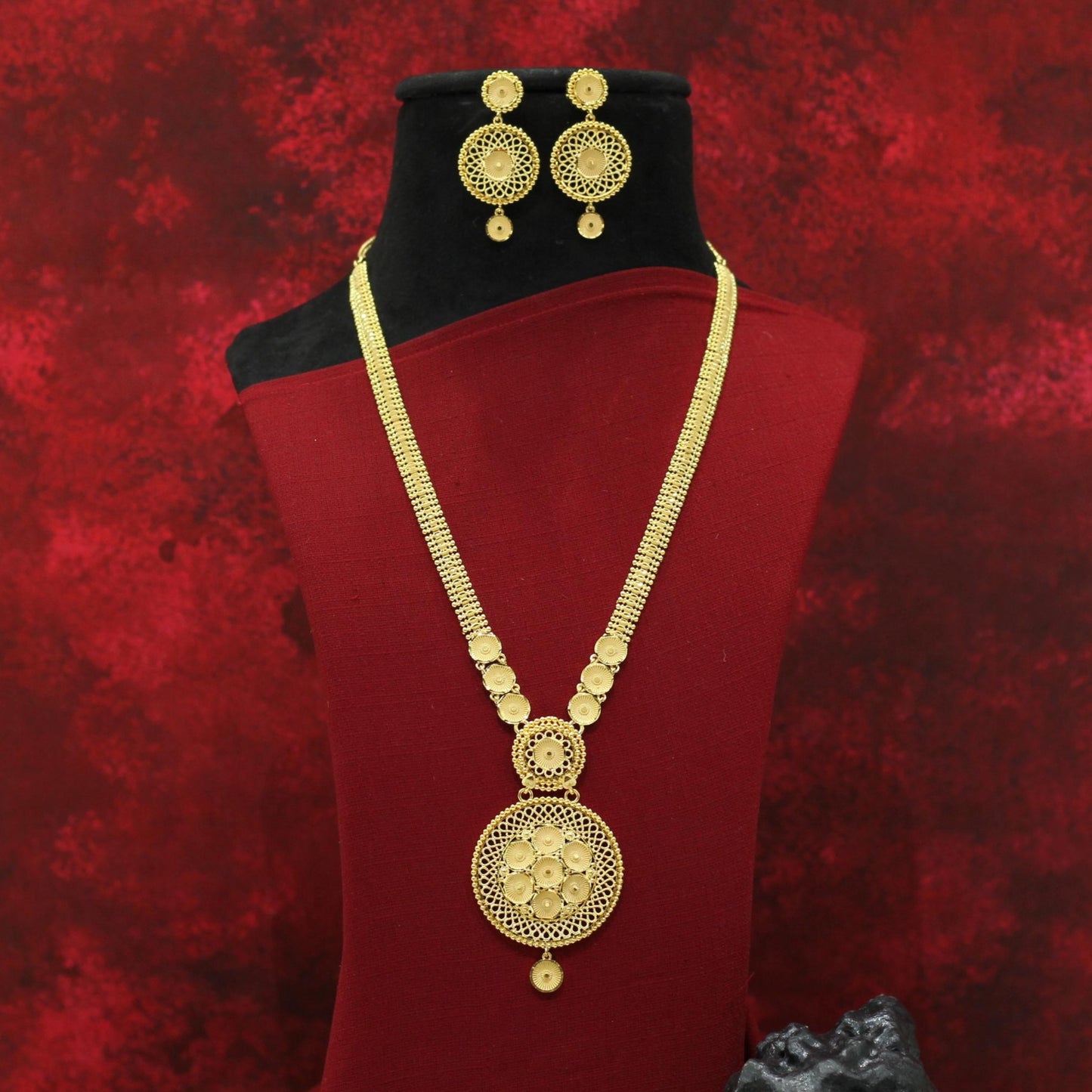 FORMING LONG NECKLACE