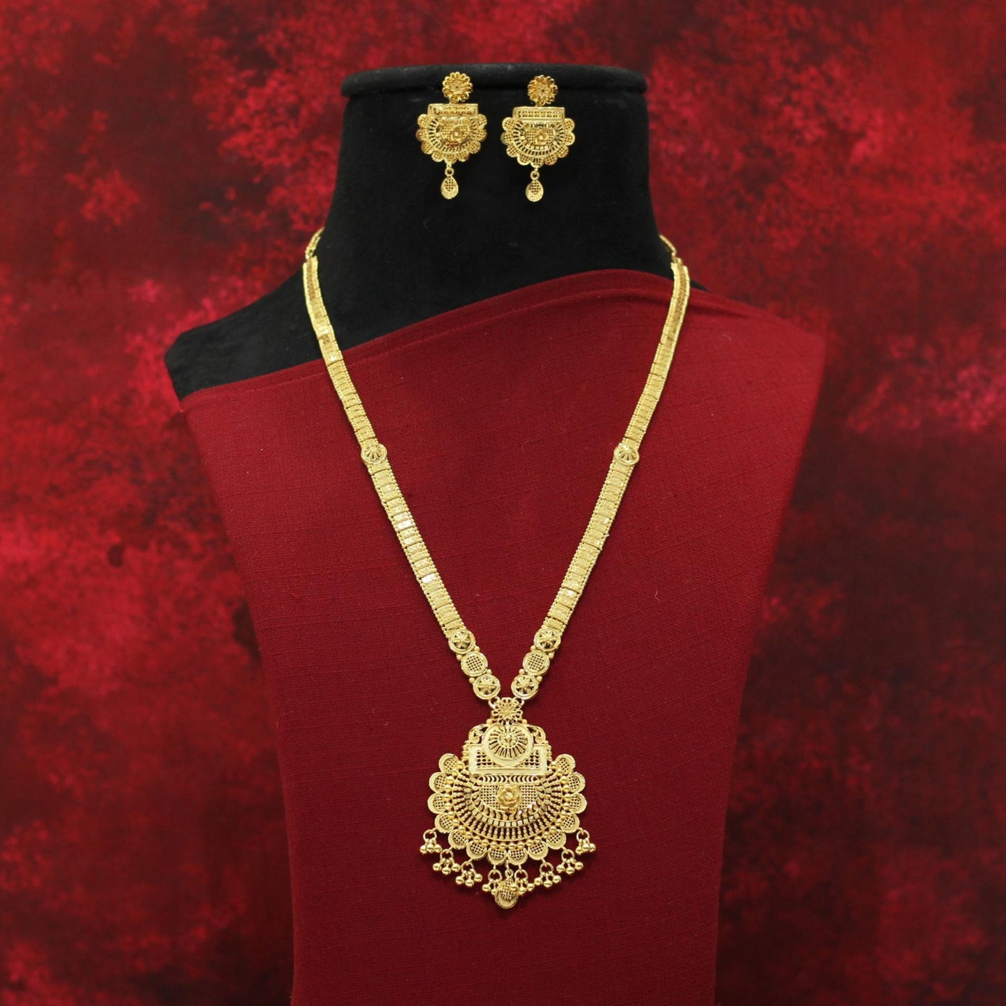 FORMING LONG NECKLACE