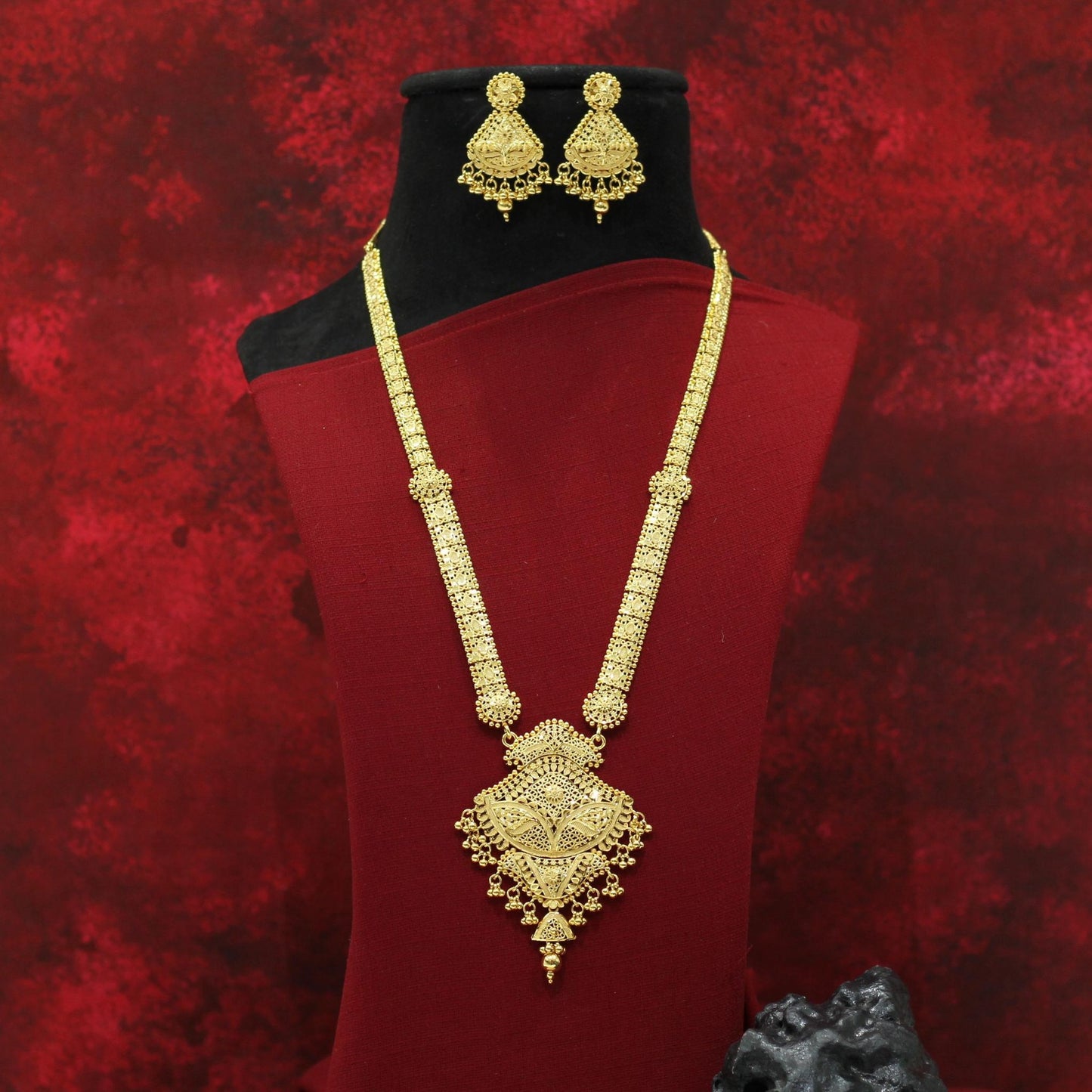 FORMING LONG NECKLACE