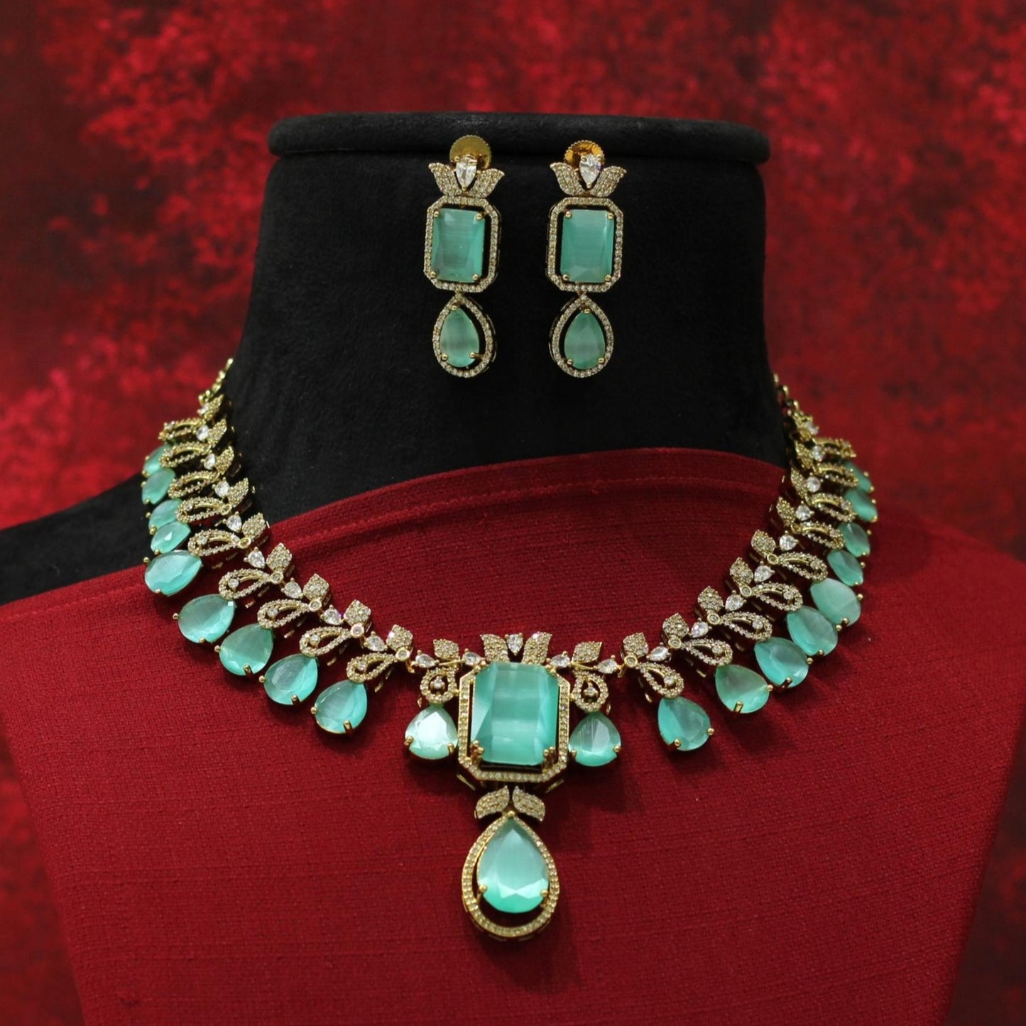 VICTORIAN ANTIQUE AD NECKLACE SET