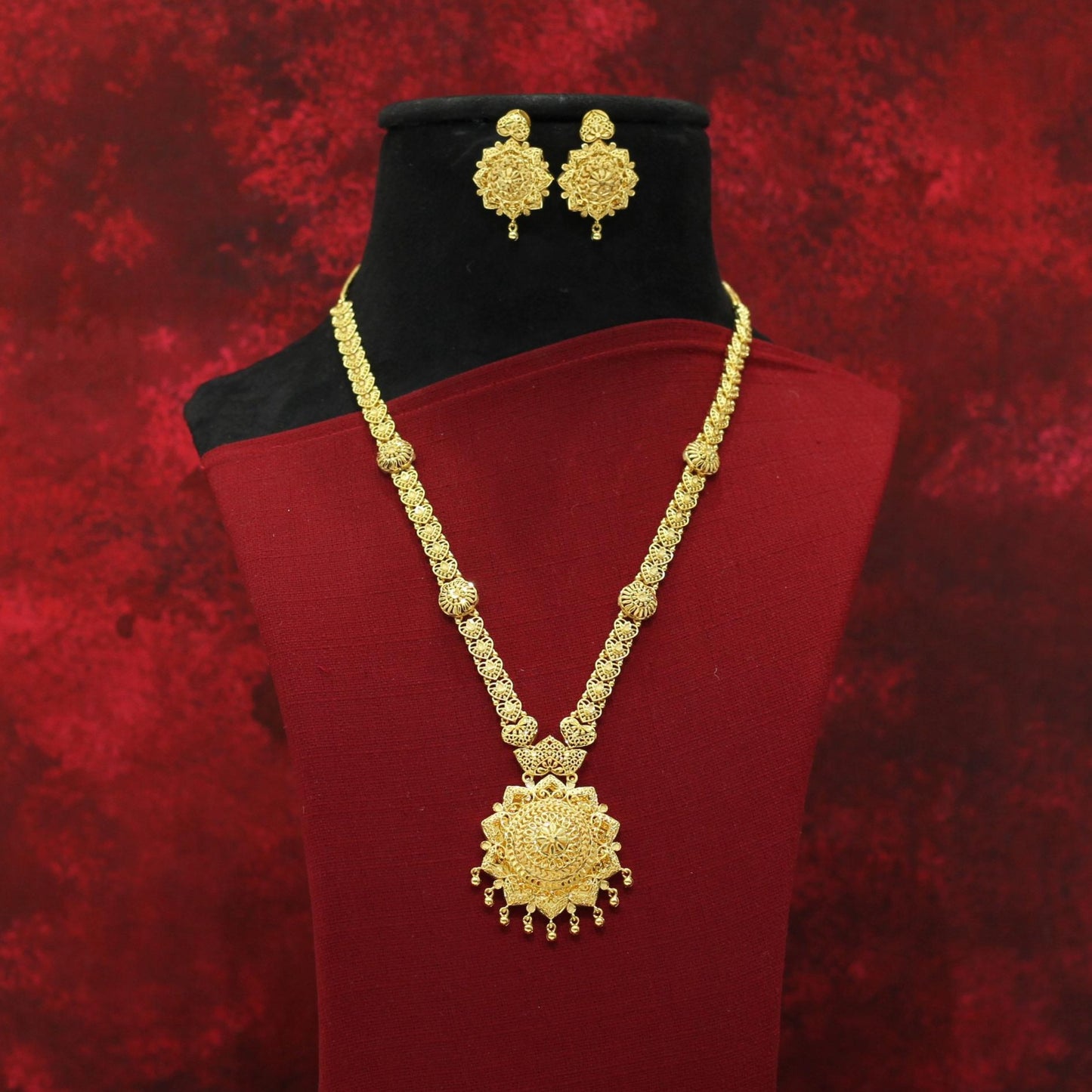 FORMING LONG NECKLACE