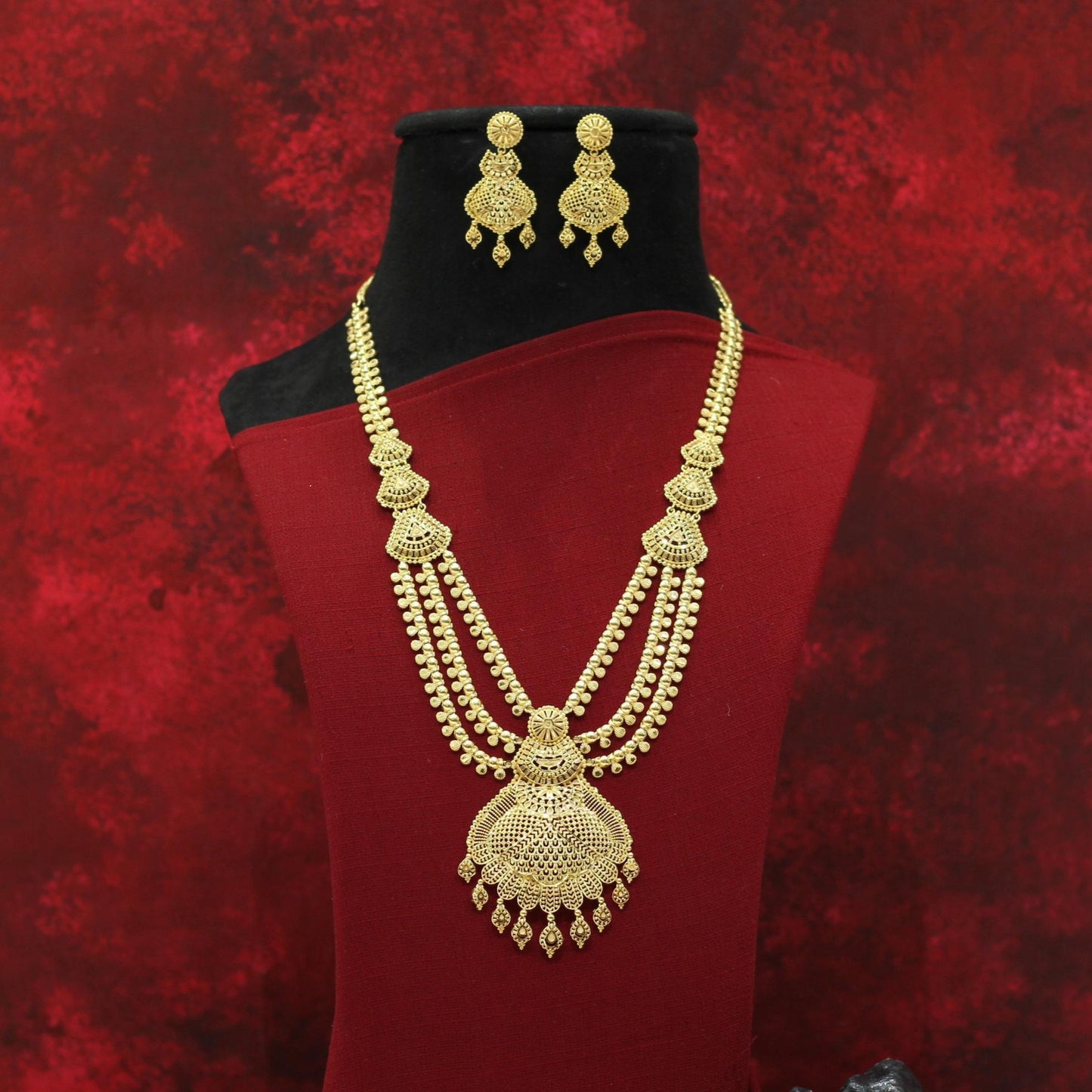 FORMING LONG NECKLACE