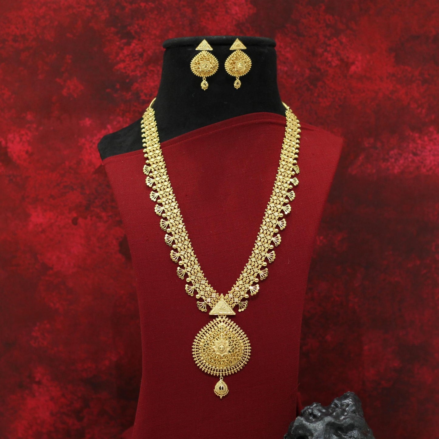 FORMING LONG NECKLACE